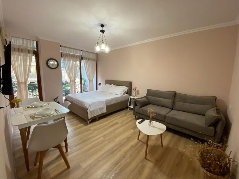 Mimosa'S Apartment With Lovely Balcony Tirana Exterior foto